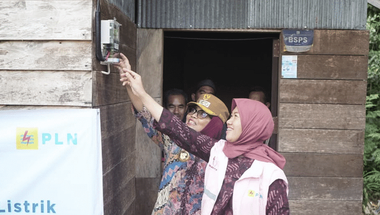 Salah satu rumah warga di Bontang Lestari kini telah teraliri listrik. (Hendra/Diskominfo Bontang)