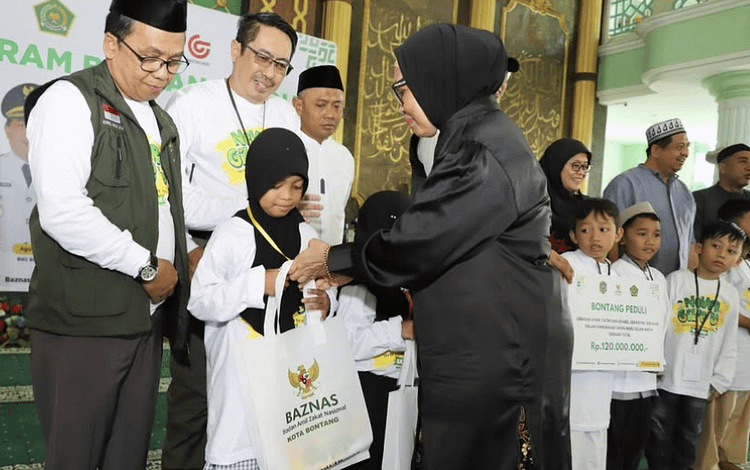 Ratusan anak yatim dan difabel di Bontang merayakan Tahun Baru Islam 1447 H. Pemkot dan Baznas beri santunan, voucher belanja, dan program Bontang Pintar. (Fadil/Prokompim Bontang)