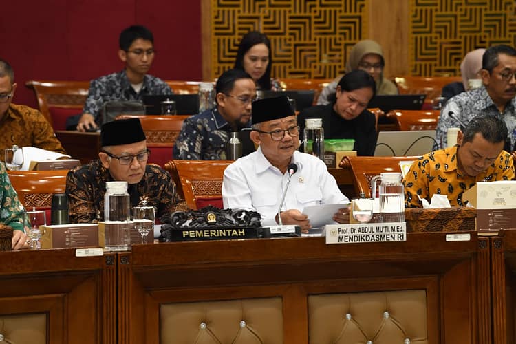Dalam Rapat Kerja bersama Komisi X DPR RI, Kementerian Pendidikan Dasar dan Menengah (Kemendikdasmen) menyampaikan arah kebijakan strategis dan rincian usulan anggaran tahun 2026 yang akan menjadi fondasi penting dalam menyongsong visi Indonesia Emas 2045 (Dok Kemendikdasmen)