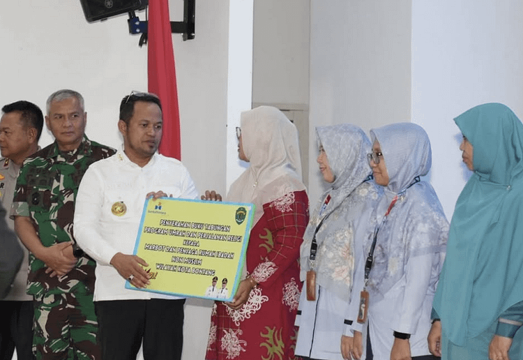 Gubernur Kaltim Dr H Rudy Mas’ud (Harum) menyerahkan secara simbolis  Penghargaan Program Gratispol dan Insentif Jospol di Kota Bontang. (Hudais TP/Instagram @pemprov_kaltim)
